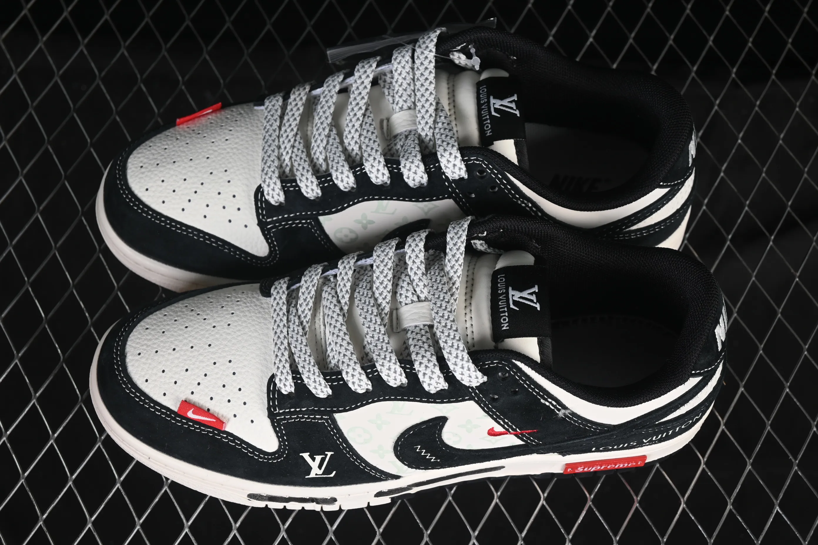 All Categories Nk SB Dunk Series Nk SB Dunk Low High-end Customized Low-top Shoes Nike SB Dunk Low LV Co-branded Graffiti Print Anniversary High-end Customized Low-top Casual Shoes CX5050-Y19